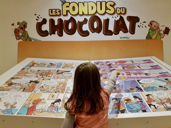 Criança no museu do chocolate