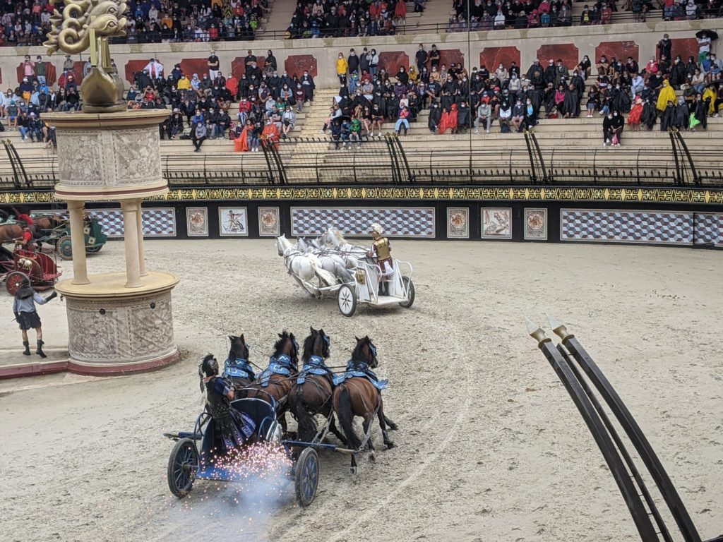 Em uma grande arena romana, semelhante ao Coliseu de Roma, Puy du Fou