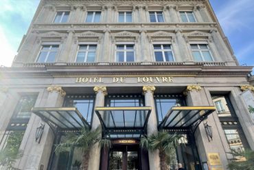 Conheça a fachada do Hotel Du Louvre, em Paris. Excelente localização e hospedagem para toda a família!