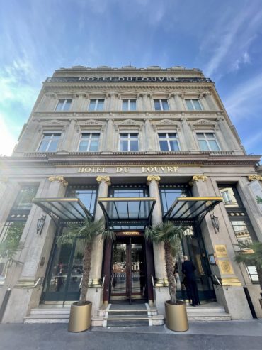 Conheça a fachada do Hotel Du Louvre, em Paris. Excelente localização e hospedagem para toda a família!